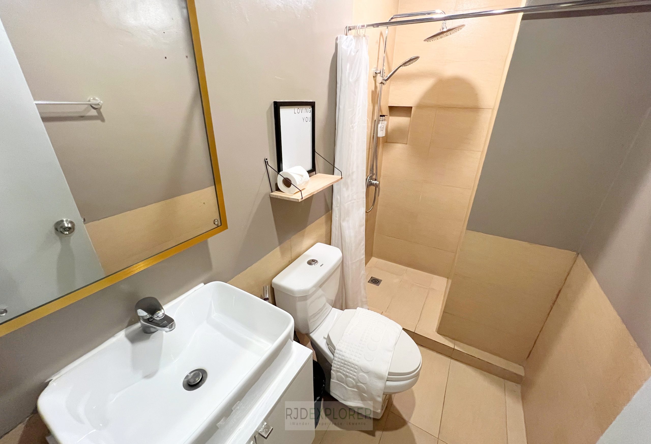 abraham manila double room toilet and shower