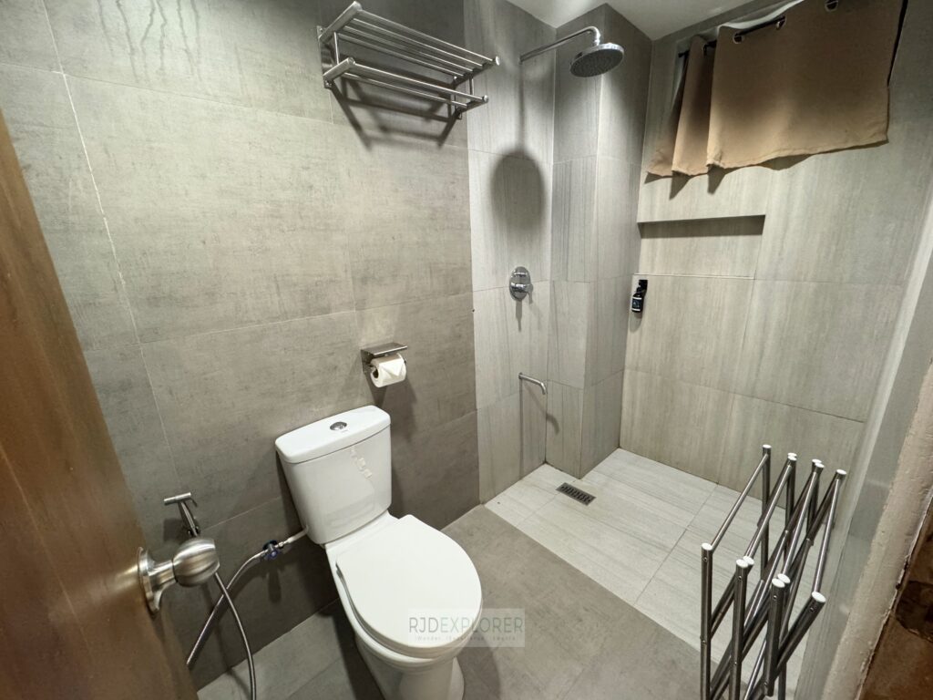 barco el nido hotel shower