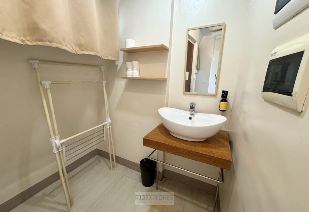barco el nido hotel sink